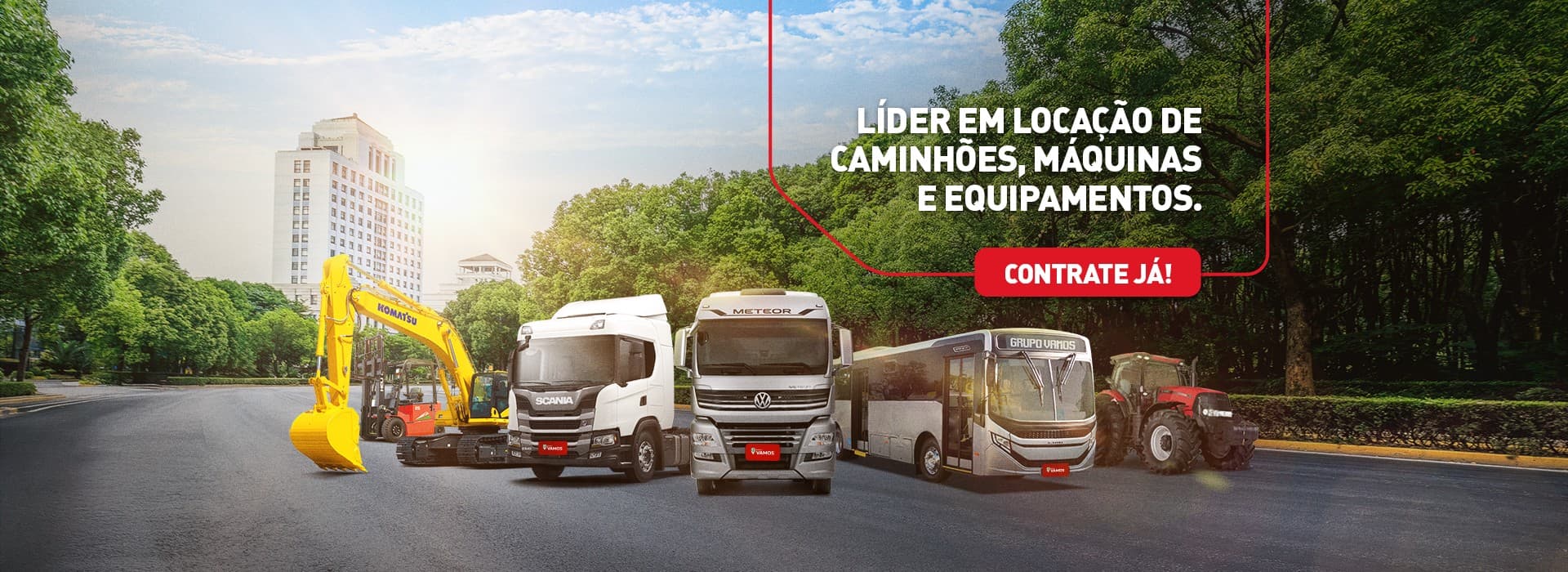 Frota de veículos pesados, ônibus e máquinas agrícolas da Vamos estacionados em uma via arborizada.