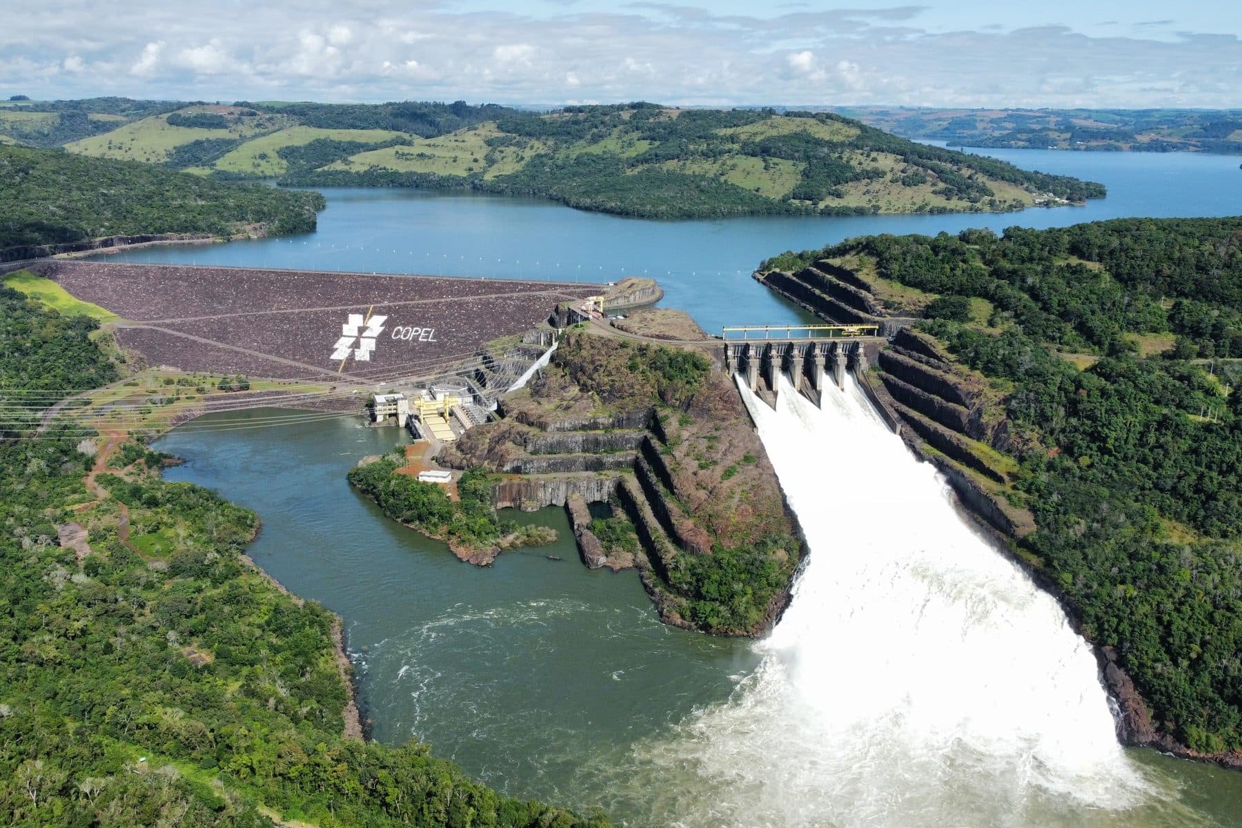 Usina hidreletrica da Copel vista de cima com barragem e reservatorio