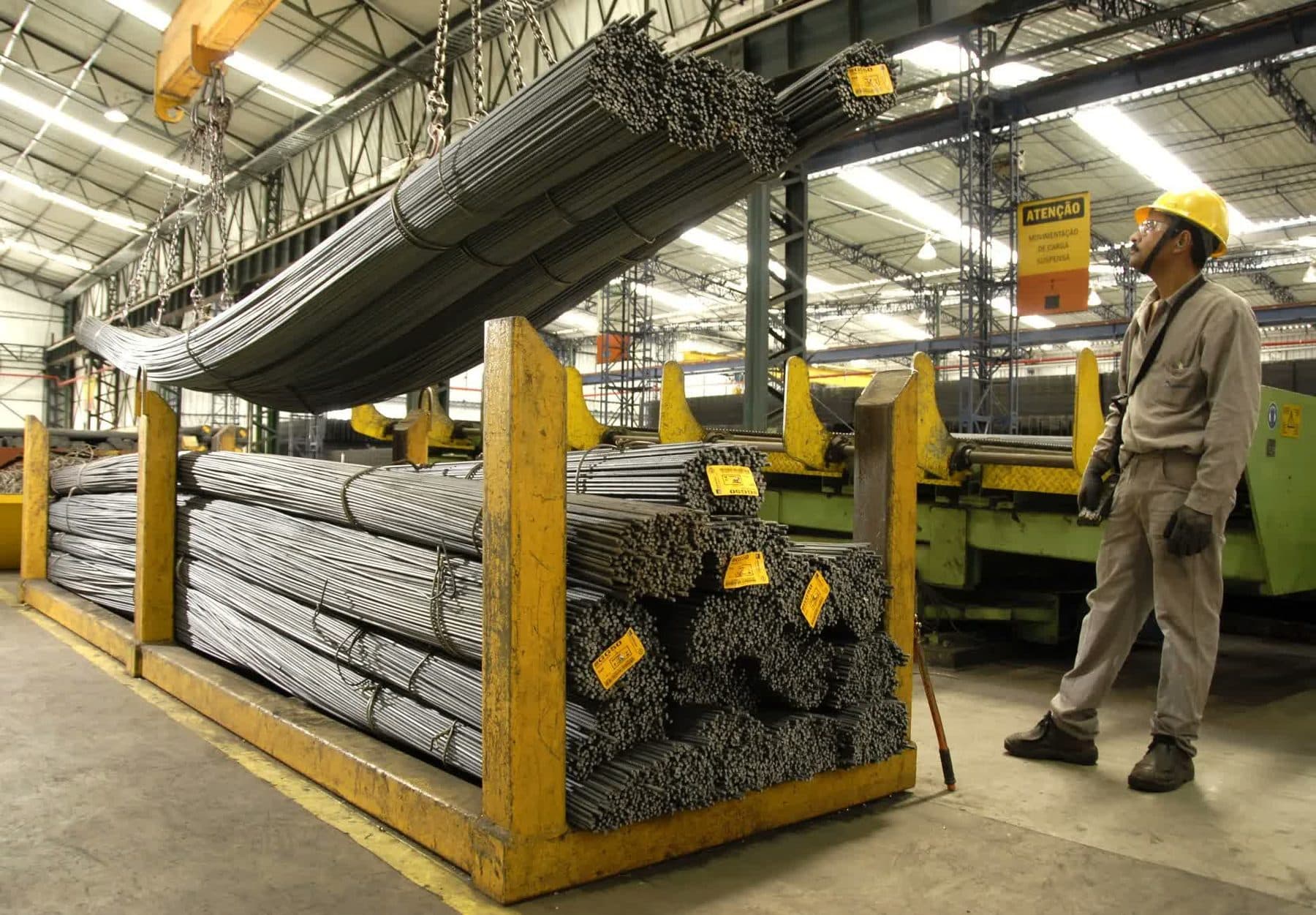 Operacao industrial da Gerdau com barras de aco em uma planta fabril