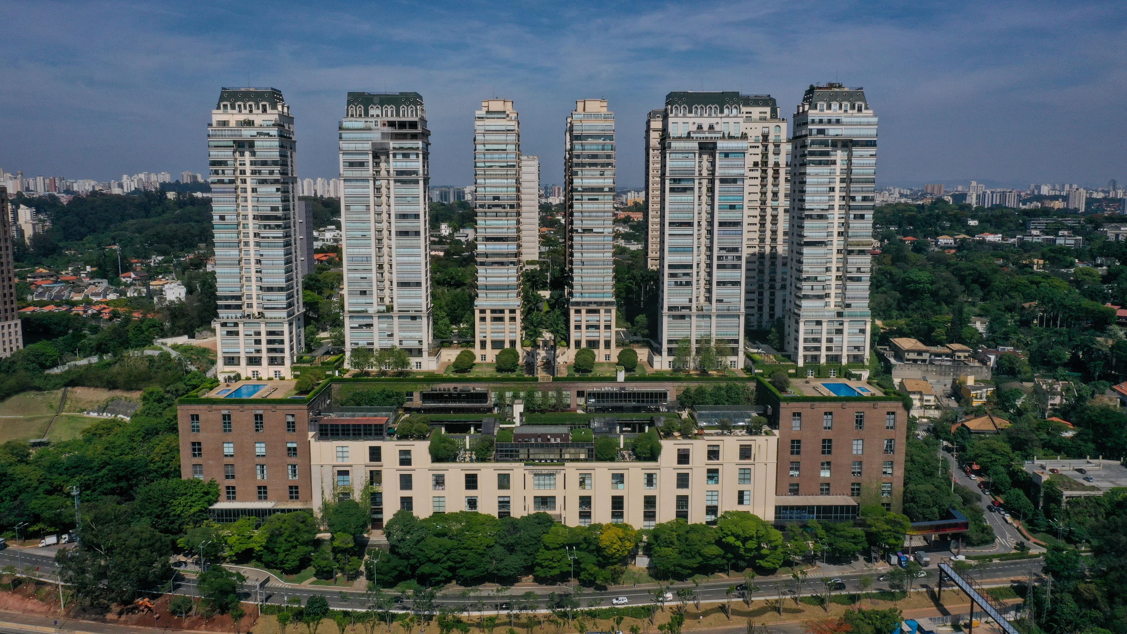 Complexo imobiliario de alto padrao da JHSF visto de cima