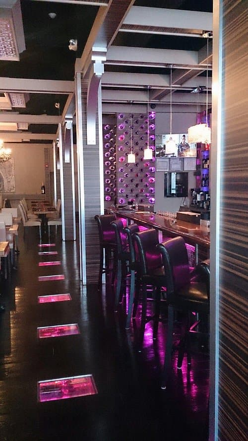 Interior de restaurante da IMC Alimentacao com luzes e mesas em ambiente urbano