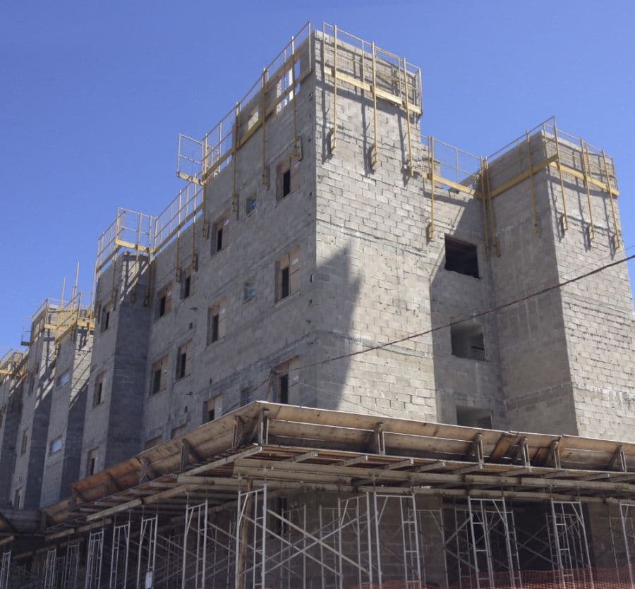 Empreendimento residencial em construção associado ao setor de baixa renda