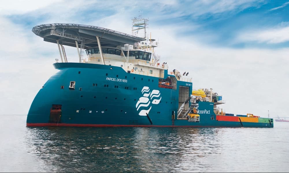 Embarcacao da OceanPact em operacao offshore