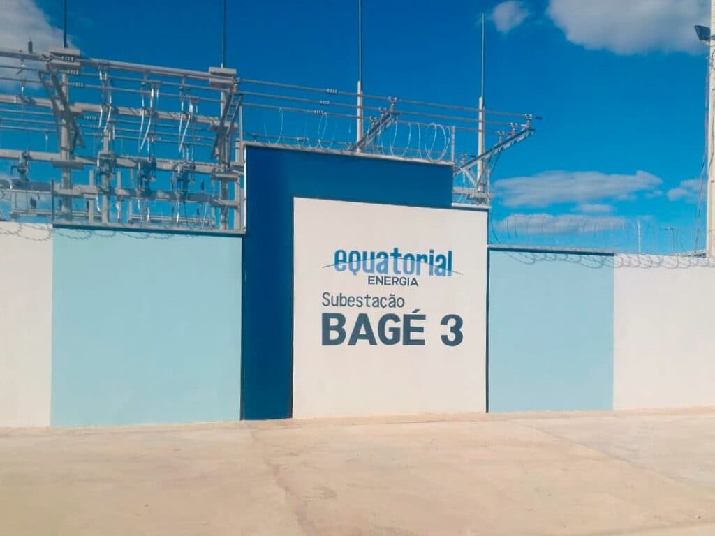 Fachada de subestação com o logotipo da Equatorial Energia na parede em destaque sob céu azul.